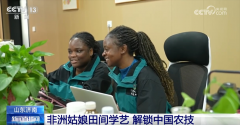 非洲姑娘正在田间地头感触感染中国农业现代化
